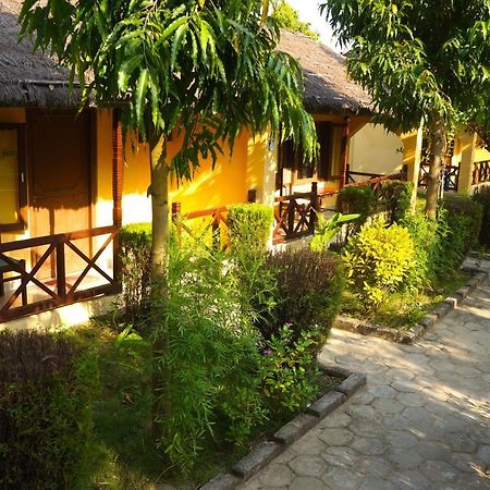 Mr. B'S Place Bardiya Luaran gambar