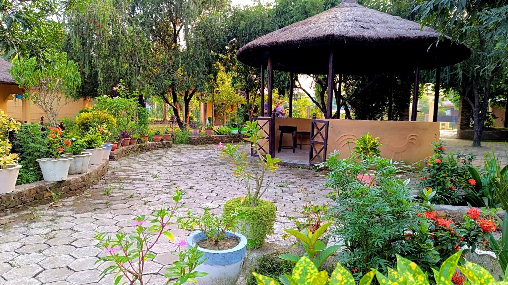 Mr. B'S Place Bardiya Luaran gambar