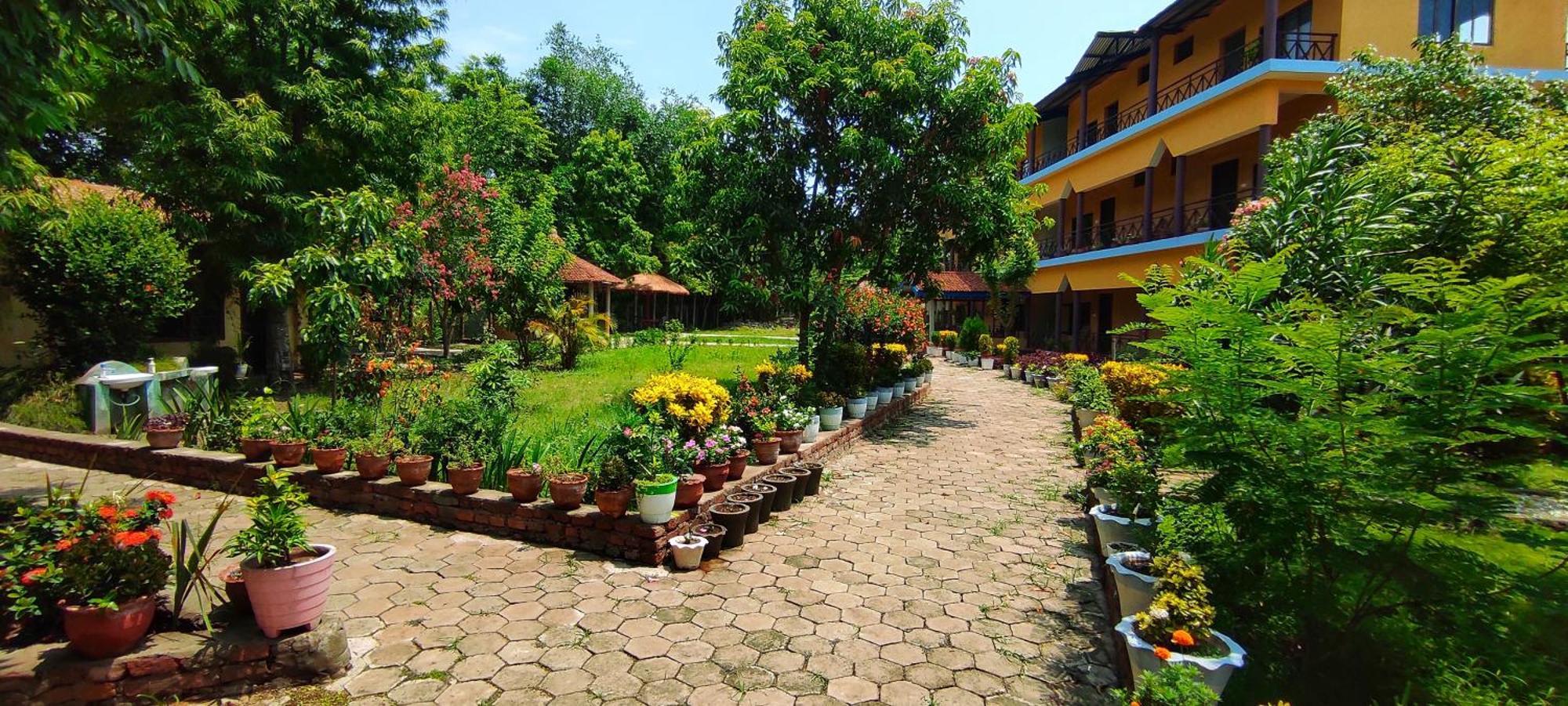 Mr. B'S Place Bardiya Luaran gambar
