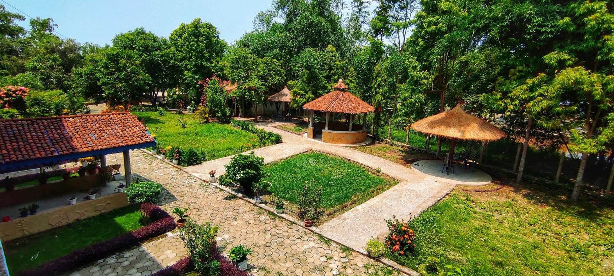 Mr. B'S Place Bardiya Luaran gambar